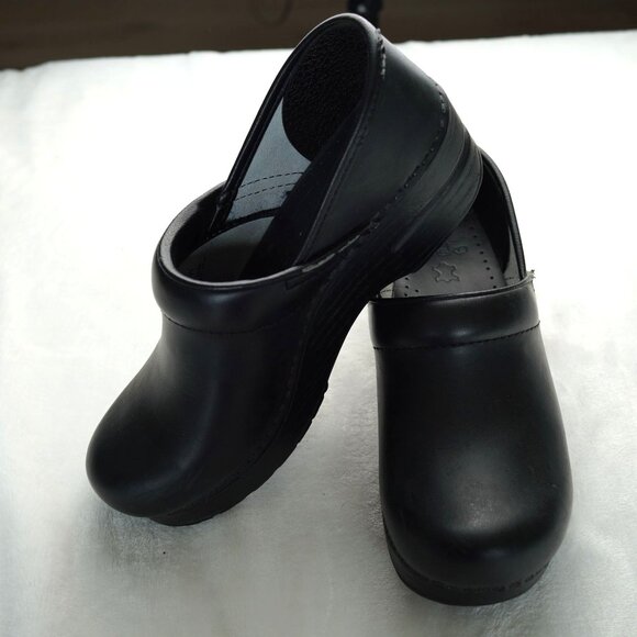 Dansko Professional Black Leather Clogs Size 38 Slip-On Comfort Work Shoes - Picture 1 of 9